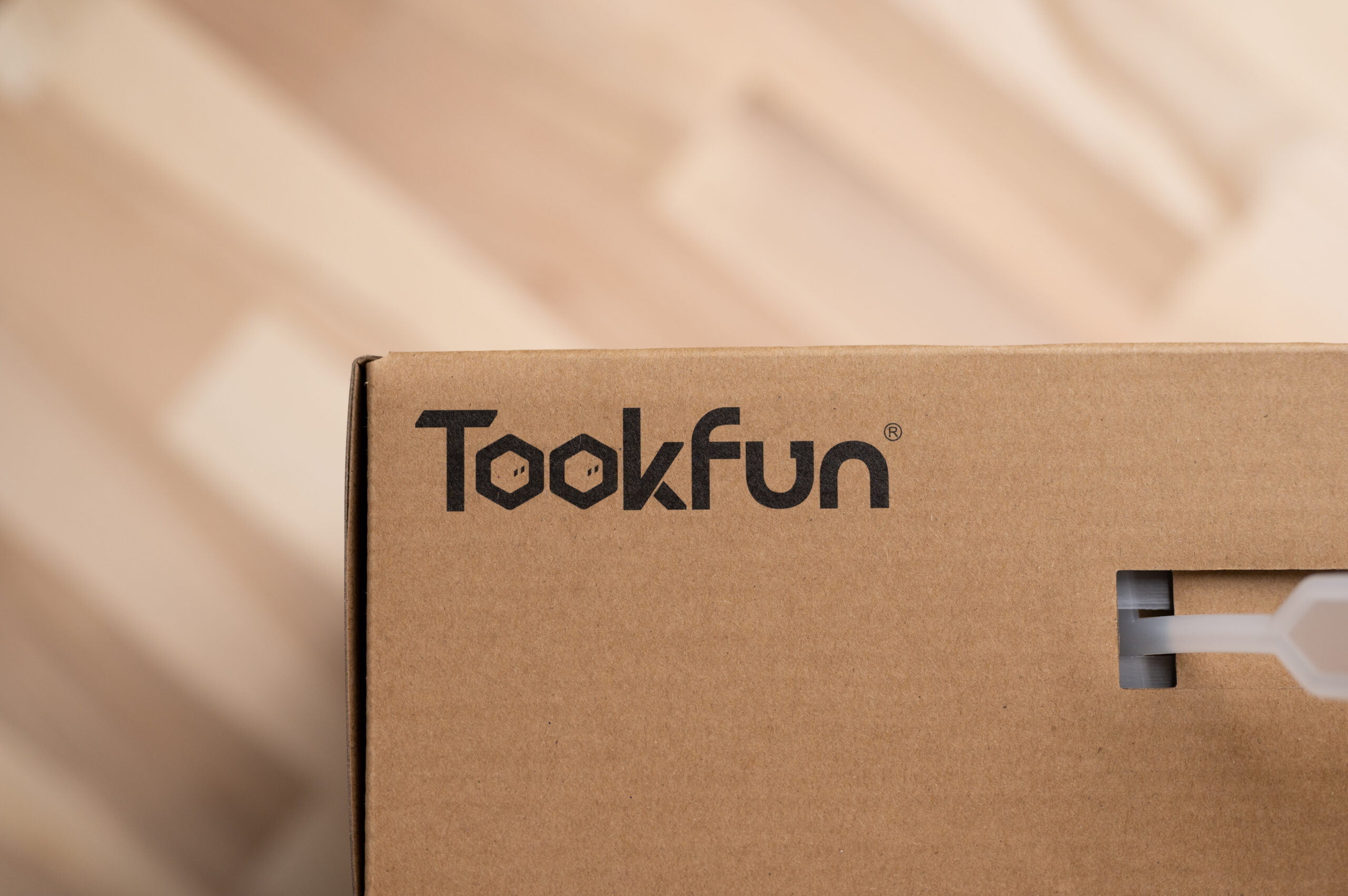 Apžvalga - langų valymo robotas TOOKFUN W1 — Niuxtech